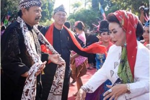 Bupati Kuningan, Hj Utje CH Suganda bersama suami, H Aang Hamid Suganda menerai tradisional pada acara pesta Babarit di Pendopo.